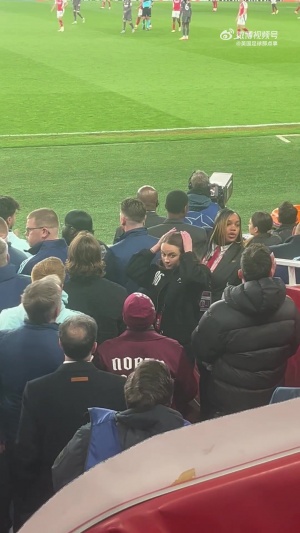 卡马文加被罚下，卡拉菲奥里和哈弗茨对视憋不住笑了